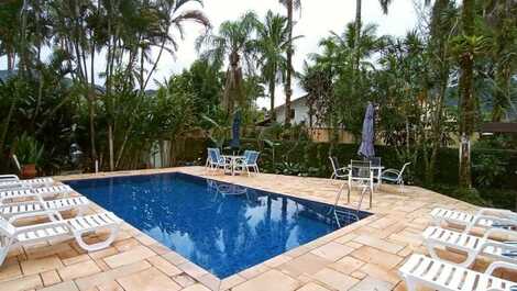 4 bedrooms, swimming pool and barbecue. 3 parking spaces. 100 meters to the beach