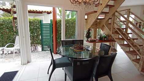 4 bedrooms, swimming pool and barbecue. 3 parking spaces. 100 meters to the beach