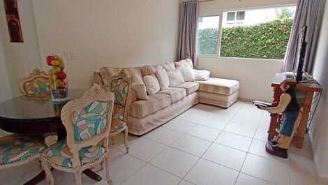 4 bedrooms, swimming pool and barbecue. 3 parking spaces. 100 meters to the beach