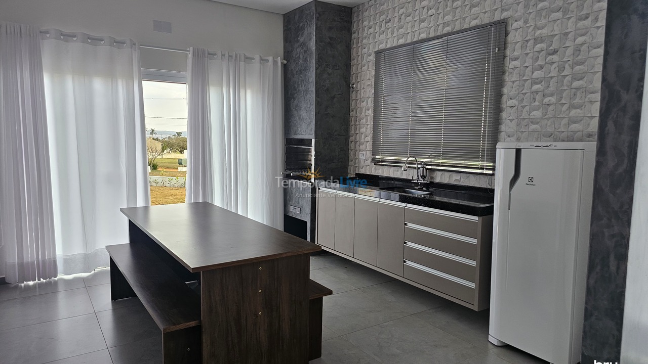 Casa para aluguel de temporada em Arandu (Riviera de Sta Cristina Represa Jurumirim)