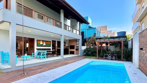 192 - Casa Alto Standard con 5 suites y Piscina Climatizada en Mariscal