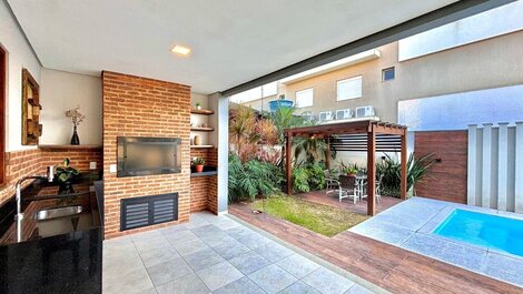 192 - Casa Alto Standard con 5 suites y Piscina Climatizada en Mariscal