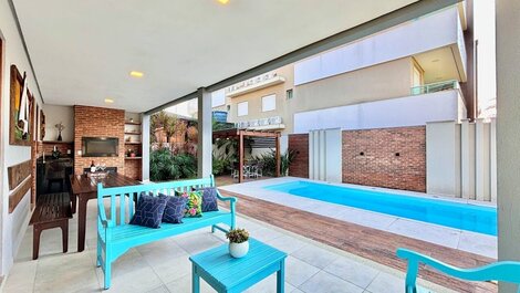 192 - Casa Alto Standard con 5 suites y Piscina Climatizada en Mariscal