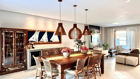 192 - Casa Alto Standard con 5 suites y Piscina Climatizada en Mariscal