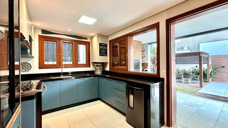 192 - Casa Alto Standard con 5 suites y Piscina Climatizada en Mariscal