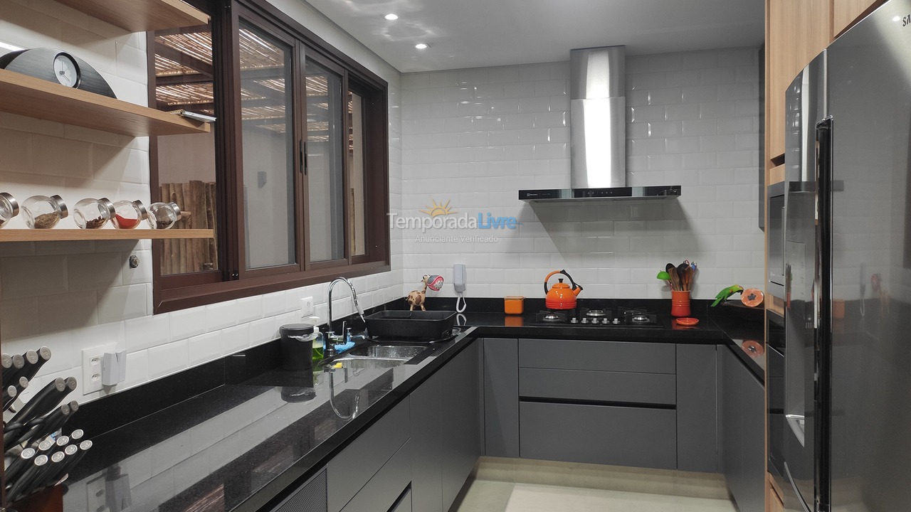 Casa para aluguel de temporada em São Sebastião (Praia do Engenho)