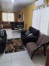 Estupenda casa de 3 habitaciones con ventilador, AC en el salón, a 250m del mar.