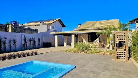 Casa con piscina en playa Mariscal
