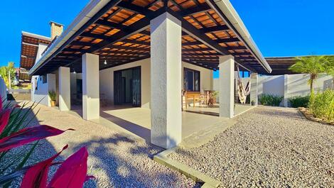 Casa con piscina en playa Mariscal