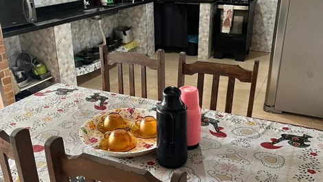 Cozinha  bem espasosa. 