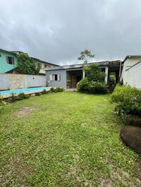 Quintal  cabe  até  4 carros .