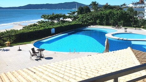 Hermoso apartamento de 2 habitaciones, frente al mar, condominio con piscina 🏖️🌅