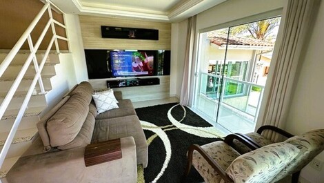 Excelente casa entre as Praia de Ponta das Canas e Lagoinha.