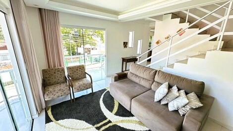 Excelente casa entre as Praia de Ponta das Canas e Lagoinha.