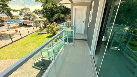 Excelente casa entre as Praia de Ponta das Canas e Lagoinha.