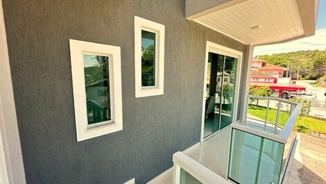 Excelente casa entre as Praia de Ponta das Canas e Lagoinha.