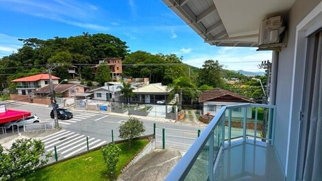 Excelente casa entre as Praia de Ponta das Canas e Lagoinha.