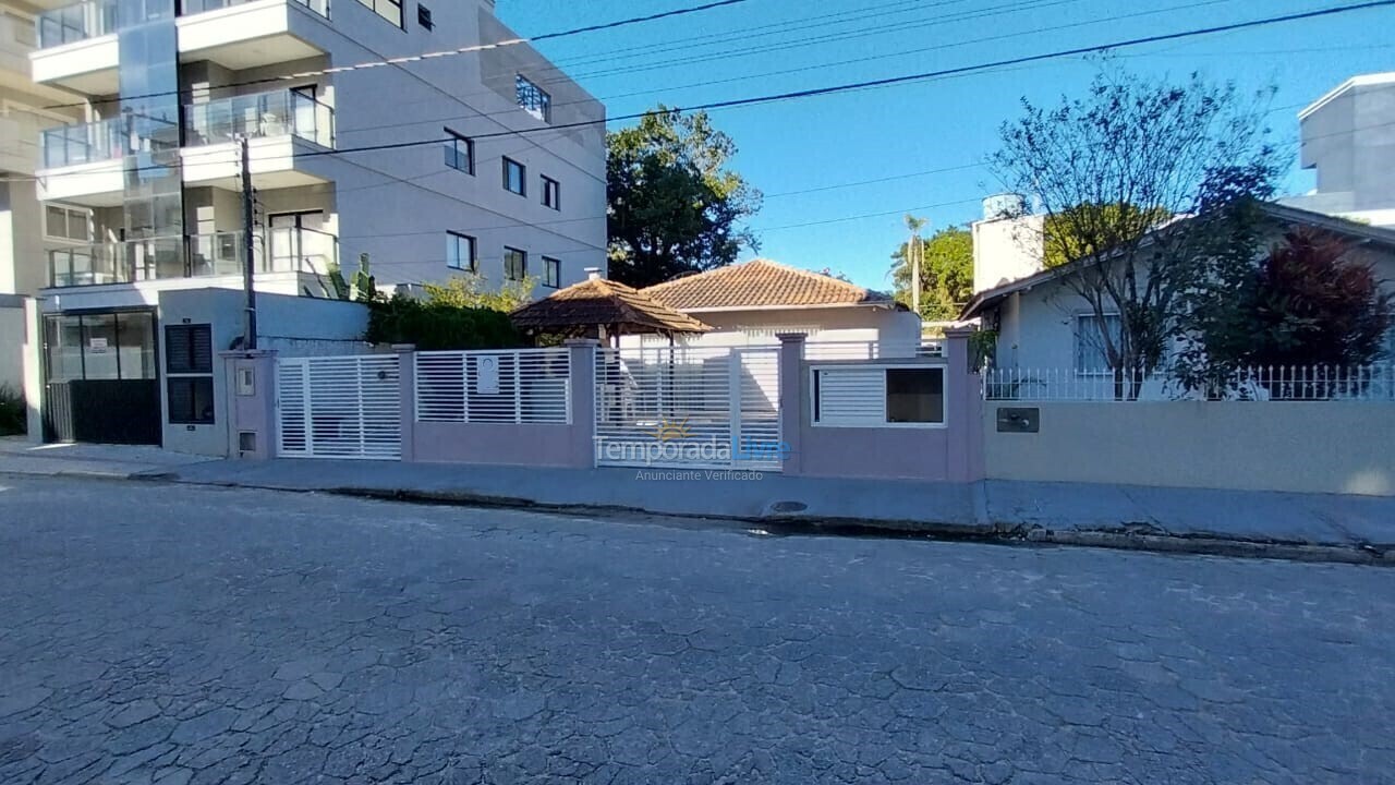 Casa para aluguel de temporada em Bombinhas (Praia de Bombinhas)