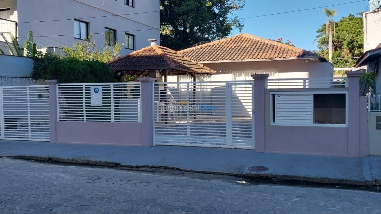 Casa para aluguel de temporada em Bombinhas (Praia de Bombinhas)