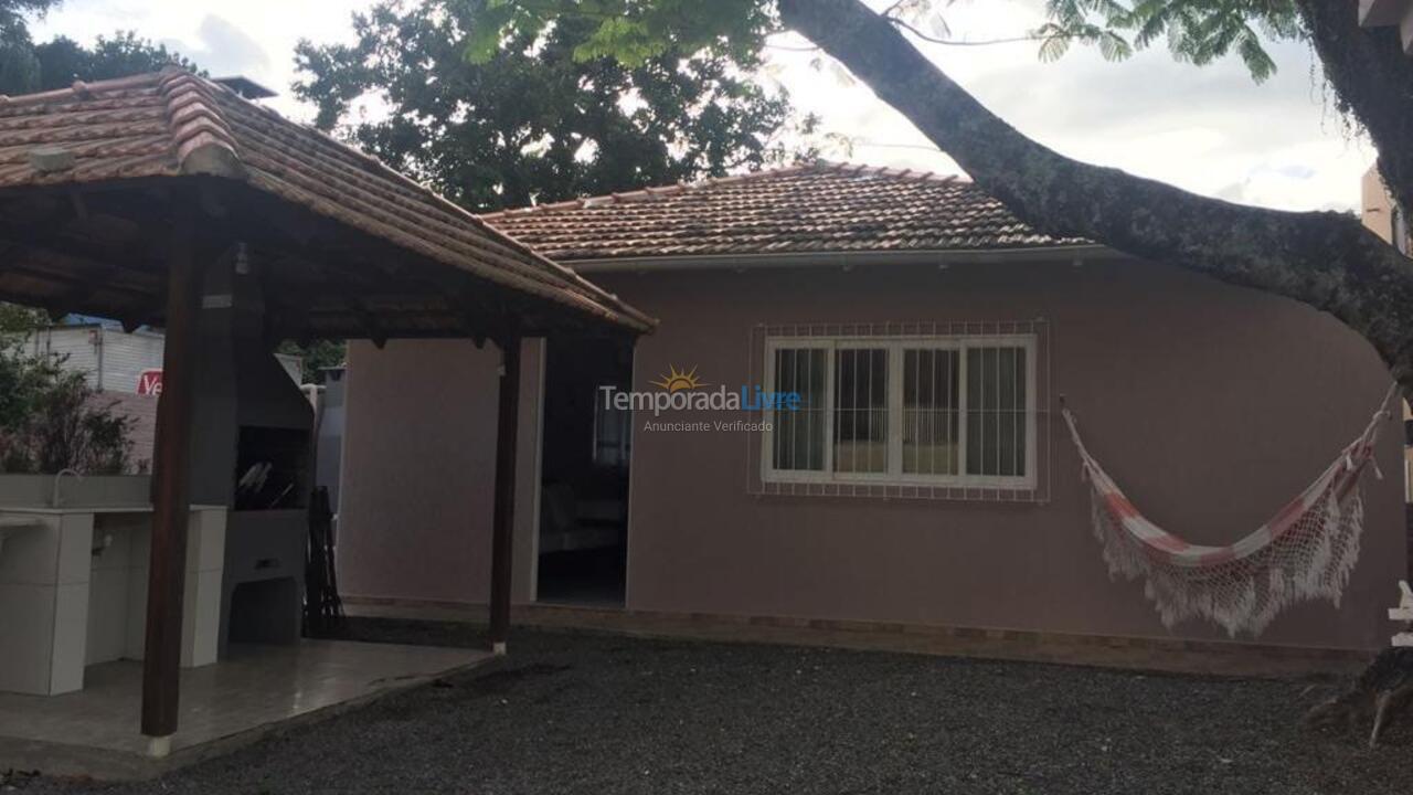 Casa para aluguel de temporada em Bombinhas (Praia de Bombinhas)