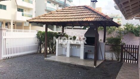 CASA NO CENTRO DE BOMBINHAS PRÓXIMO A PRAIA E COMÉRCIO