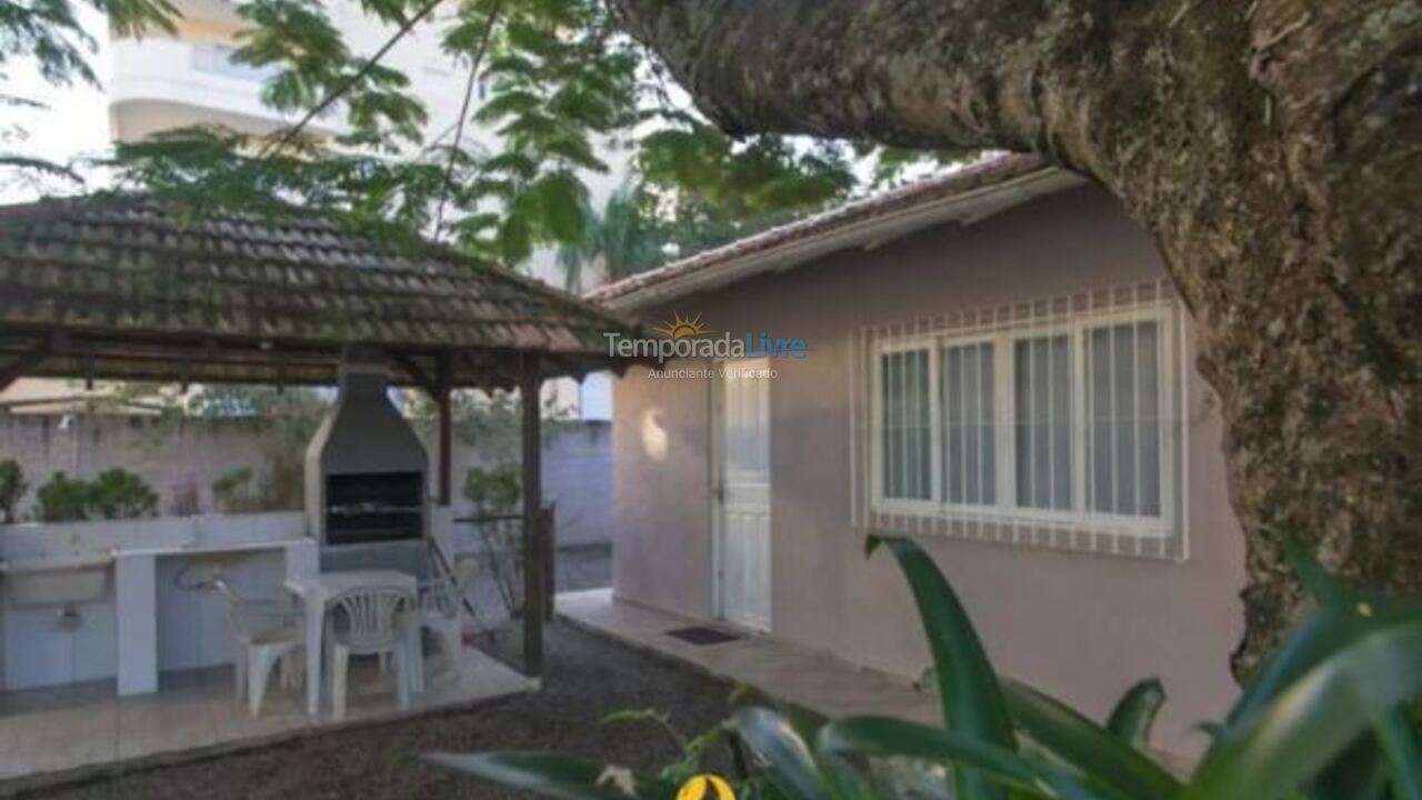 Casa para aluguel de temporada em Bombinhas (Praia de Bombinhas)