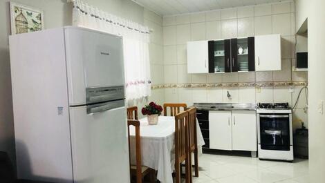 CASA NO CENTRO DE BOMBINHAS PRÓXIMO A PRAIA E COMÉRCIO