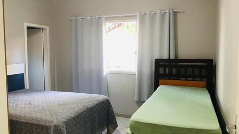 CASA NO CENTRO DE BOMBINHAS PRÓXIMO A PRAIA E COMÉRCIO