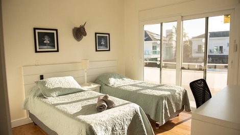 🏡 Luxury Villa with 5 Suites in Jurerê Internacional 🌟