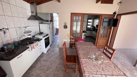 Casa de 4 dorm sendo 1 suíte, possui piscina privativa🏡🏖️