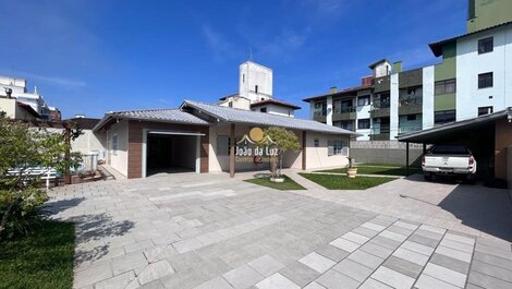 Casa de 4 dorm sendo 1 suíte, possui piscina privativa🏡🏖️