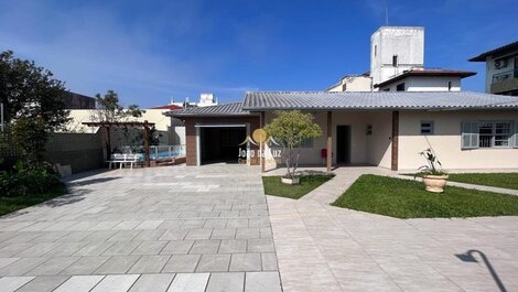 Casa de 4 dorm sendo 1 suíte, possui piscina privativa🏡🏖️