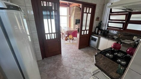 Casa de 4 dorm sendo 1 suíte, possui piscina privativa🏡🏖️