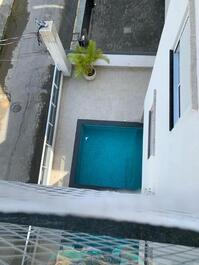 Vista da piscina do apartamento!