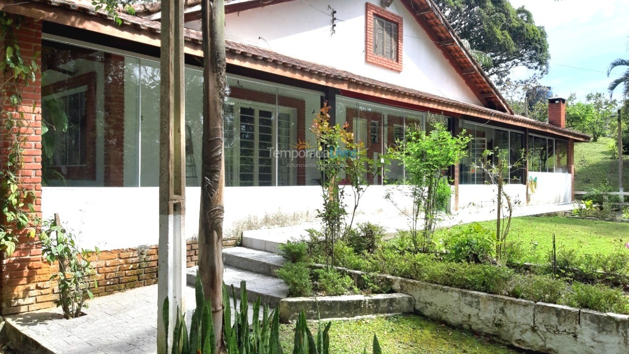 Chácara / sítio para aluguel de temporada em Juquitiba (Acomoda Até 40 Pessoas Proxímo de Represa)