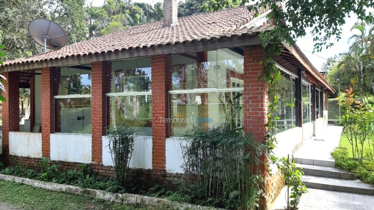 Chácara / sítio para aluguel de temporada em Juquitiba (Acomoda Até 40 Pessoas Proxímo de Represa)