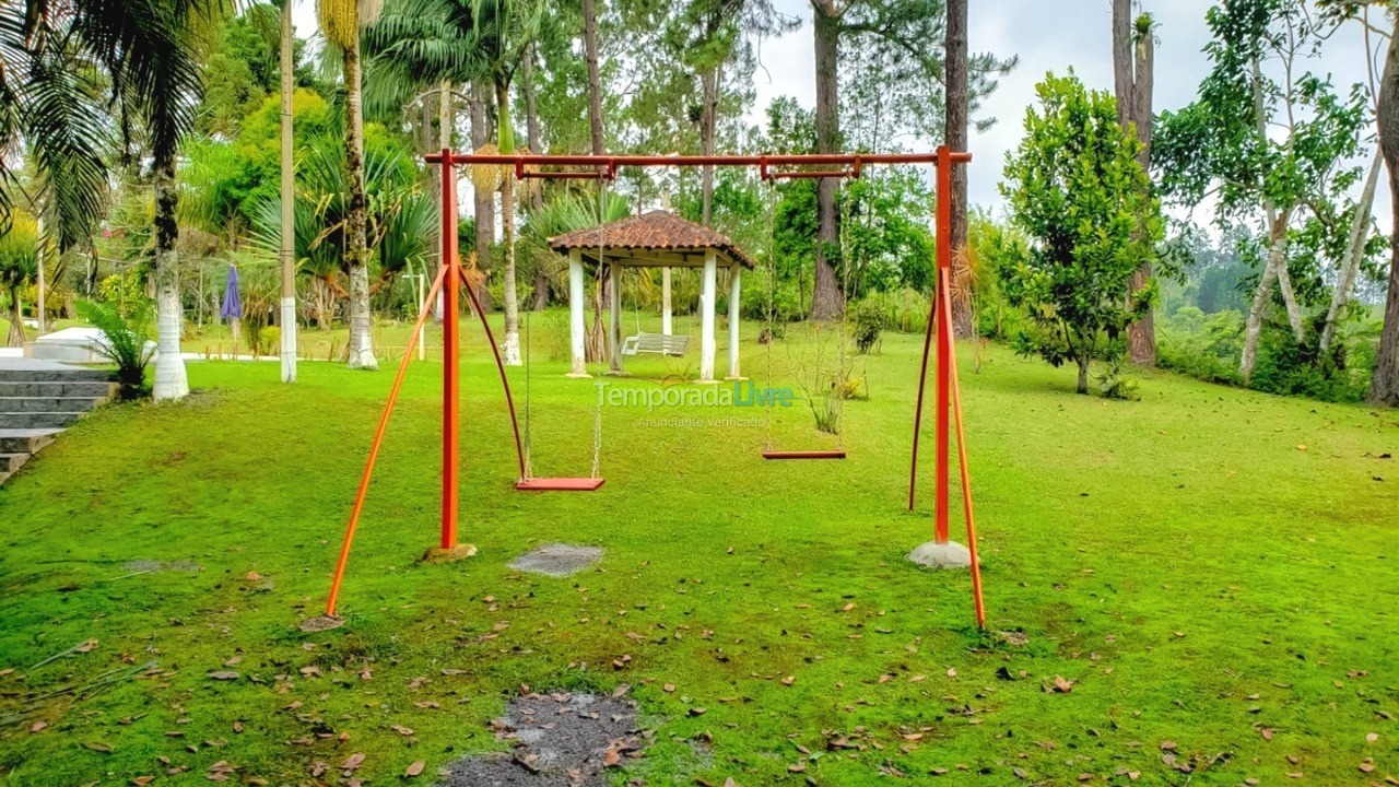 Chácara / sítio para aluguel de temporada em Juquitiba (Acomoda Até 40 Pessoas Proxímo de Represa)