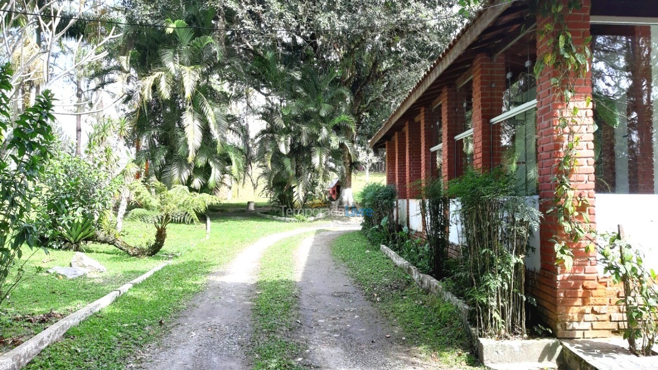 Chácara / sítio para aluguel de temporada em Juquitiba (Acomoda Até 40 Pessoas Proxímo de Represa)