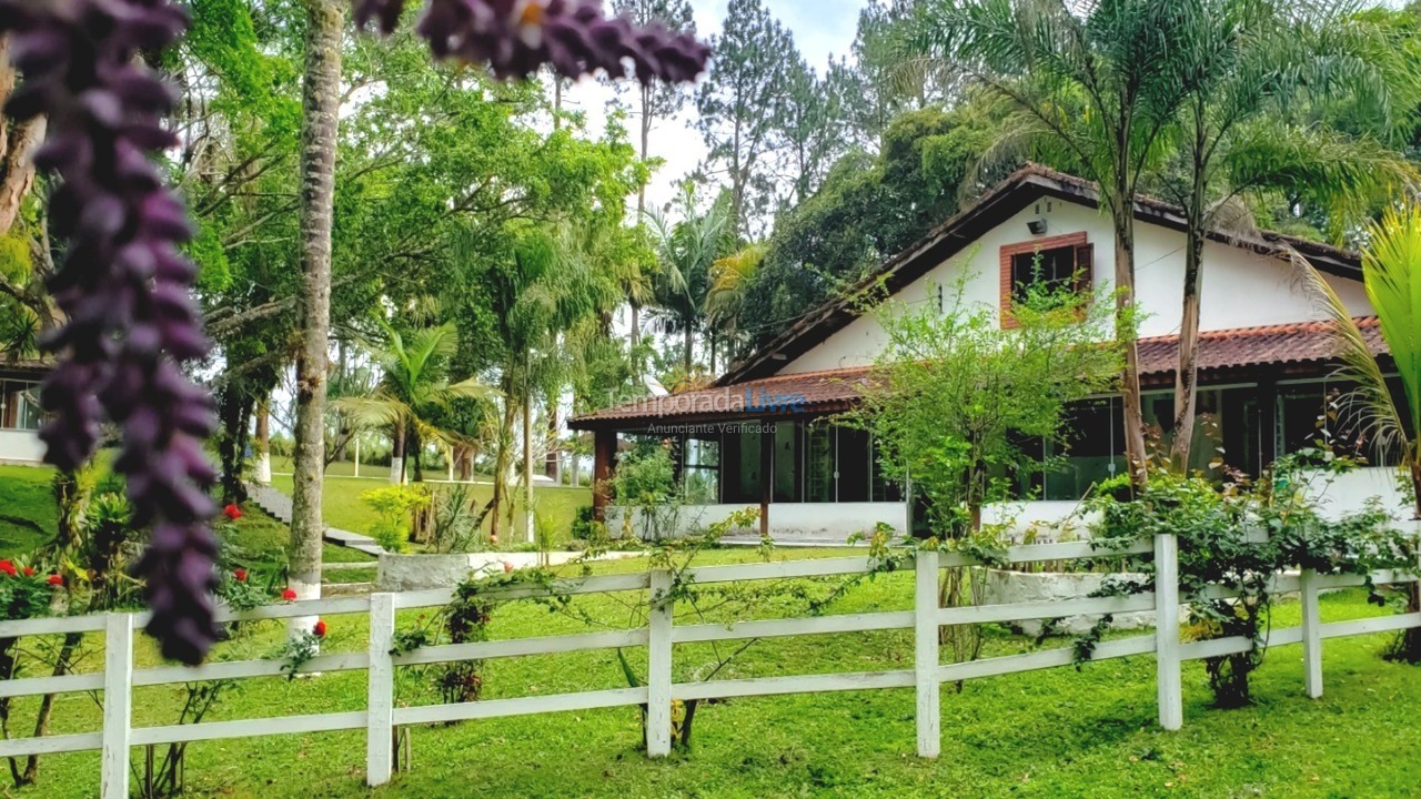 Chácara / sítio para aluguel de temporada em Juquitiba (Acomoda Até 40 Pessoas Proxímo de Represa)