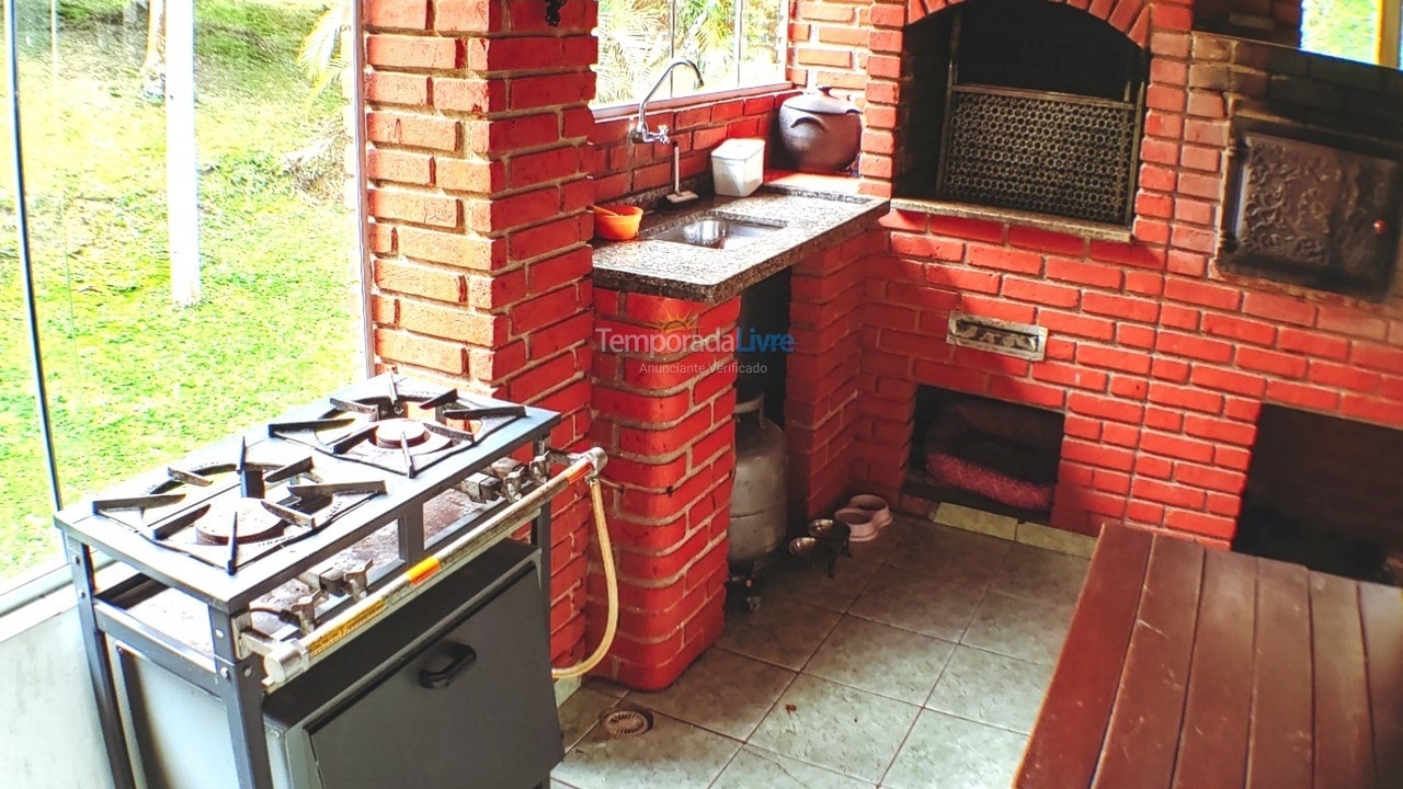Chácara / sítio para aluguel de temporada em Juquitiba (Acomoda Até 40 Pessoas Proxímo de Represa)