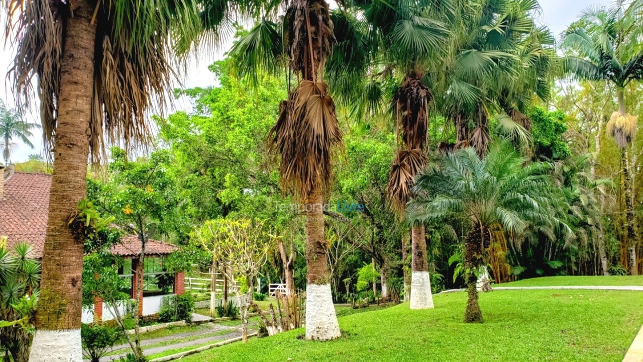 Chácara / sítio para aluguel de temporada em Juquitiba (Acomoda Até 40 Pessoas Proxímo de Represa)