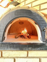Forno a lenha igloo, esperando por você. 