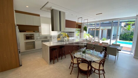 NEW House, with 05 bedrooms (04 suites), heated pool, in Jurerê In!