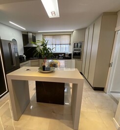 ESPETACULAR Casa de 04 dorm, piscina, em Jurerê, TARIFAS SOB.CONSULTA