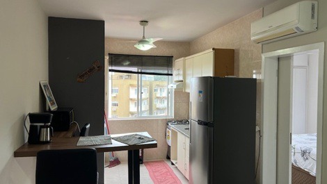 Hermoso Kitinete con aire acondicionado, WI-FI, garaje, a 250 m de Prainha