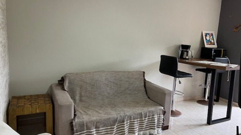 Hermoso Kitinete con aire acondicionado, WI-FI, garaje, a 250 m de Prainha