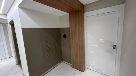 ÓTIMO APARTAMENTO EM PRÉDIO FRENTE AO MAR