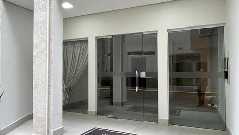 ÓTIMO APARTAMENTO EM PRÉDIO FRENTE AO MAR