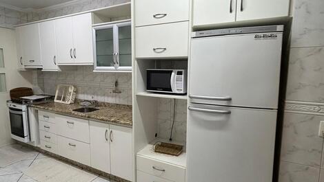 ÓTIMO APARTAMENTO EM PRÉDIO FRENTE AO MAR