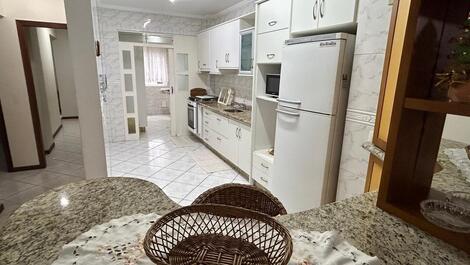 ÓTIMO APARTAMENTO EM PRÉDIO FRENTE AO MAR